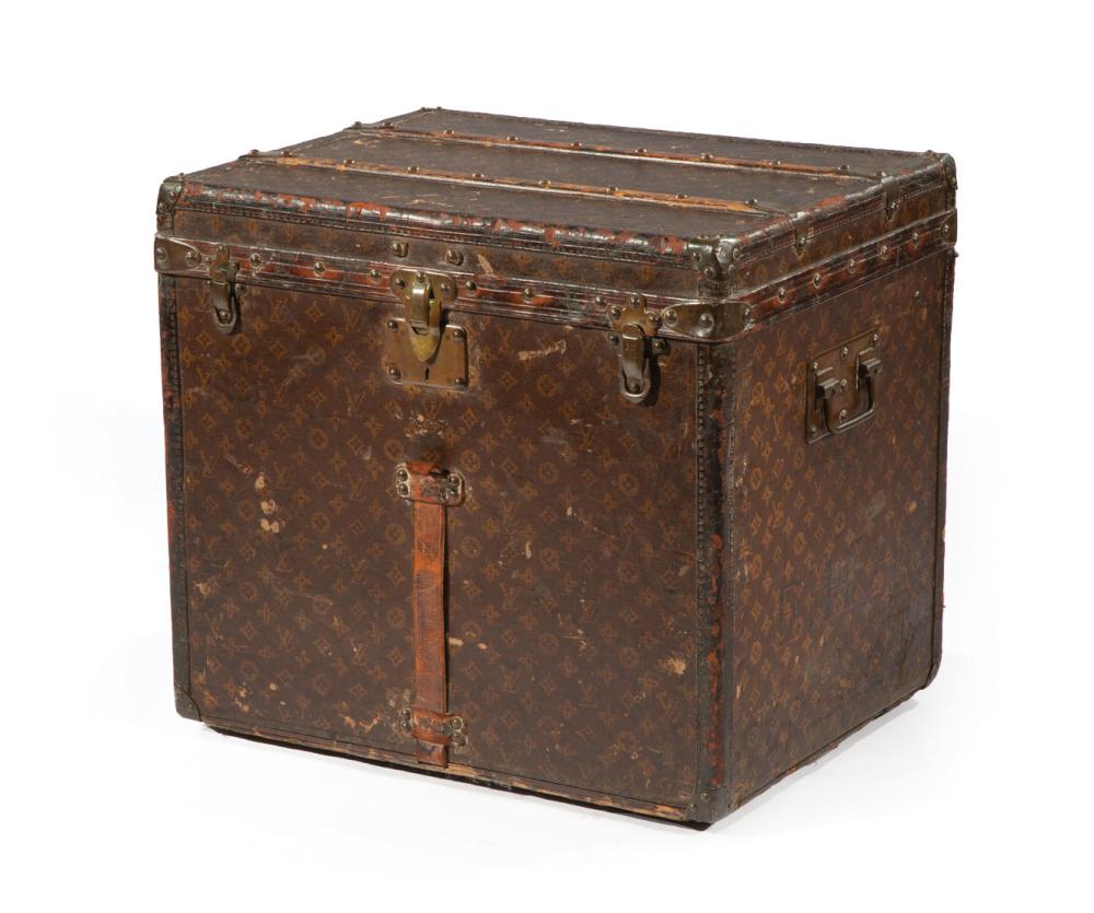 LOUIS VUITTON TRUNKLouis Vuitton