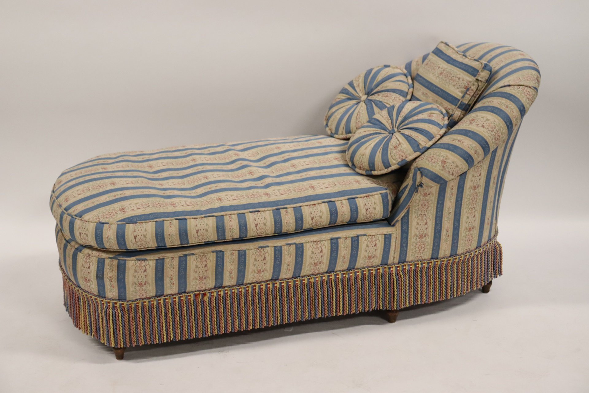 LOUIS XV1 STULE UPHOLSTERED CHAISE.