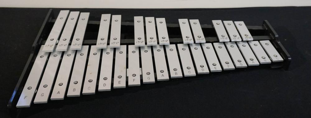 LUDWIG XYLOPHONE WITH ROLLING