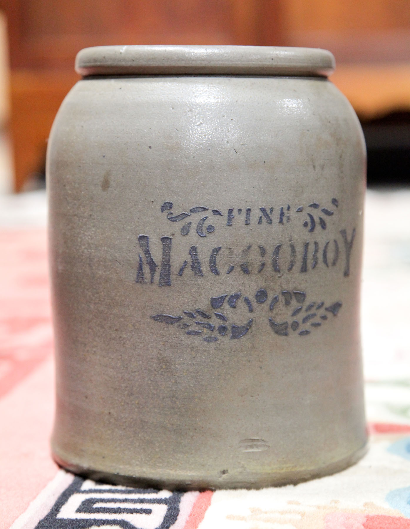 MACCOBOY SNUFF STONEWARE JAR. 