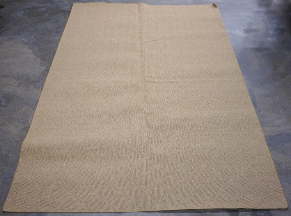 MACHINE MADE RUG, 13 FT X 8 FT