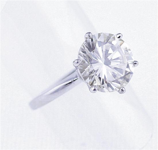 Magnificent solitaire diamond