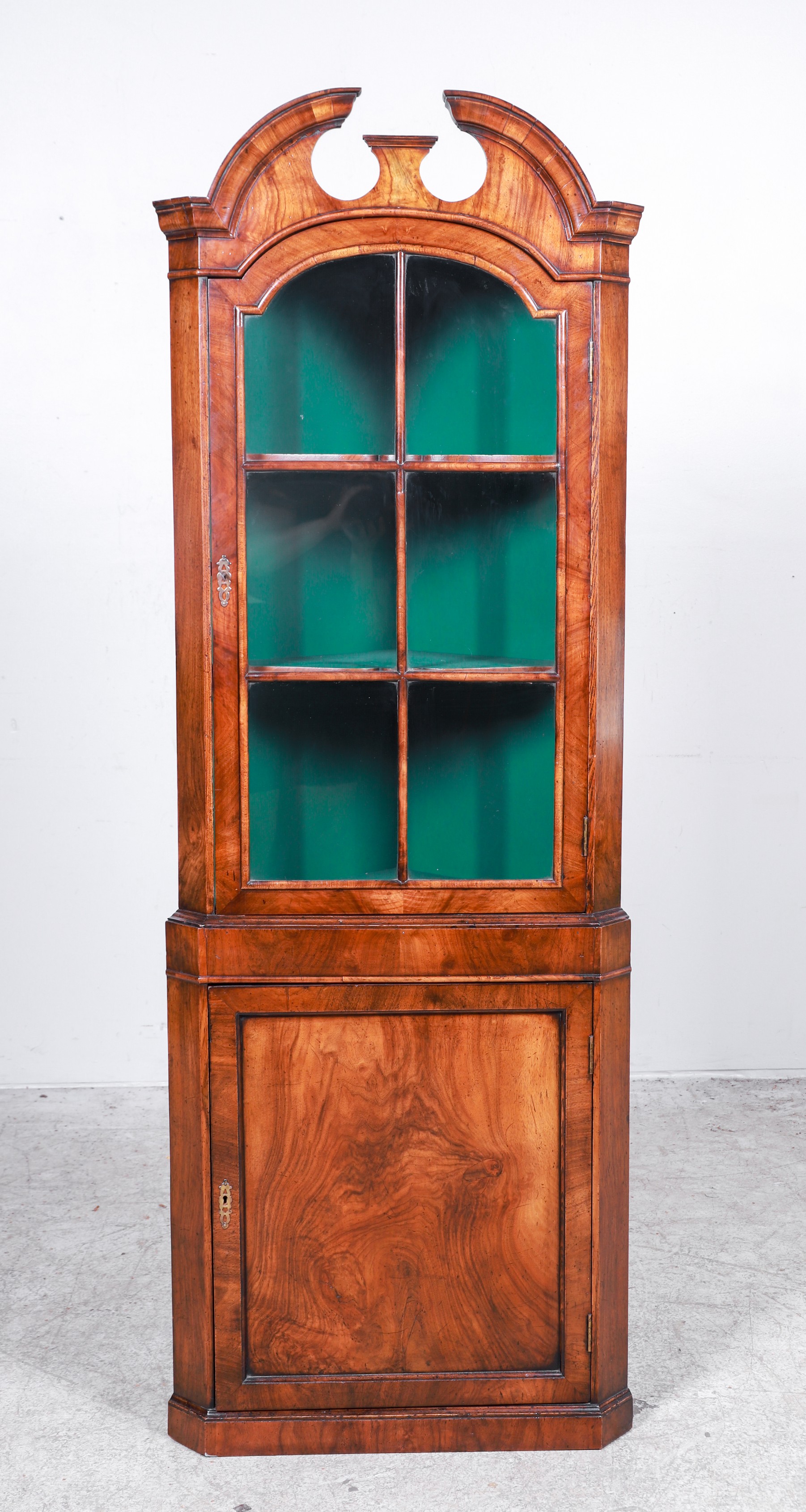 Mahogany 1-pc corner cabinet,