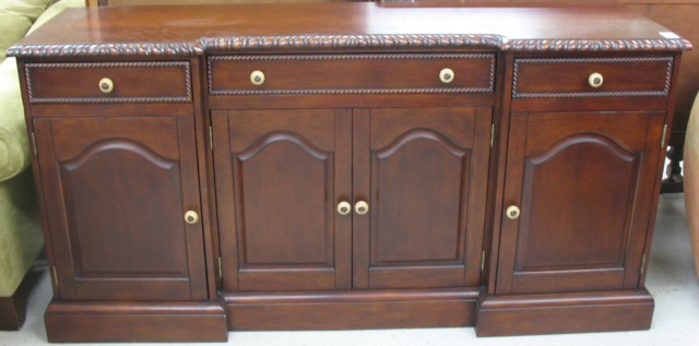 MAHOGANY BUFFET a Dick Idol