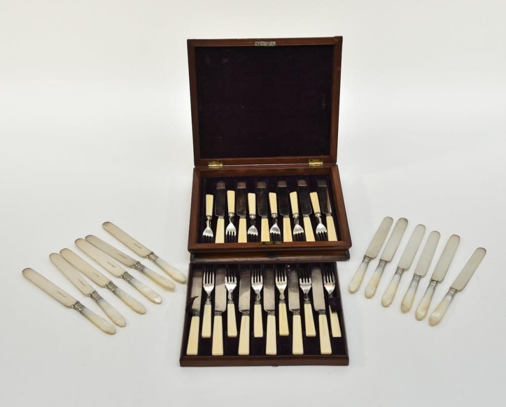 Mahogany cased English flatware
