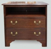 MAHOGANY CHEST OF DRAWERSMAHOG