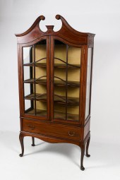 MAHOGANY CHINA/CURIO CABINET: