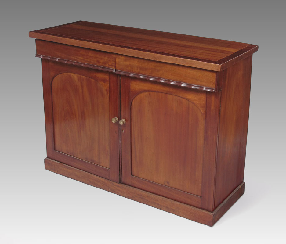 MAHOGANY GEORGIAN SIDEBOARD: