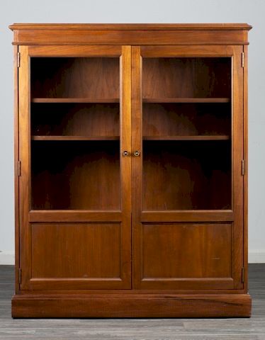 MAHOGANY GLASS FONT BOOKCASEThe HON