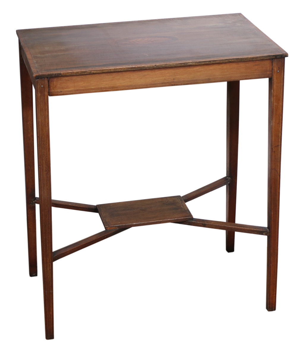 MAHOGANY LAMP TABLE Fine mahogany