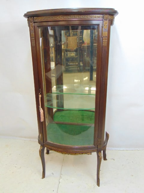 MAHOGANY MIRRORED BACK VITRINE OR