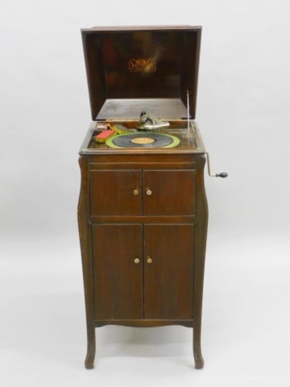 MAHOGANY UPRIGHT VICTROLA BY