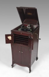 MAHOGANY VICTOR VICTROLA VV-XI