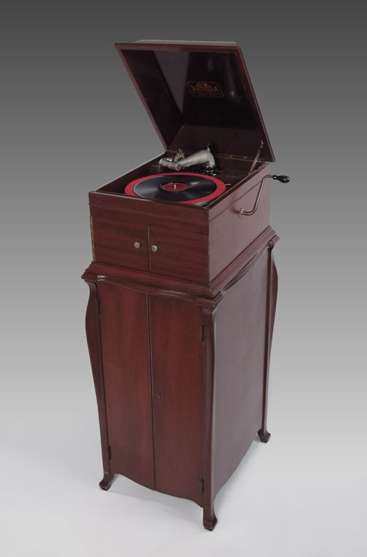 MAHOGANY VICTROLA VV-IX WITH