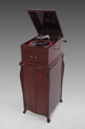 MAHOGANY VICTROLA VV-IX WITH S