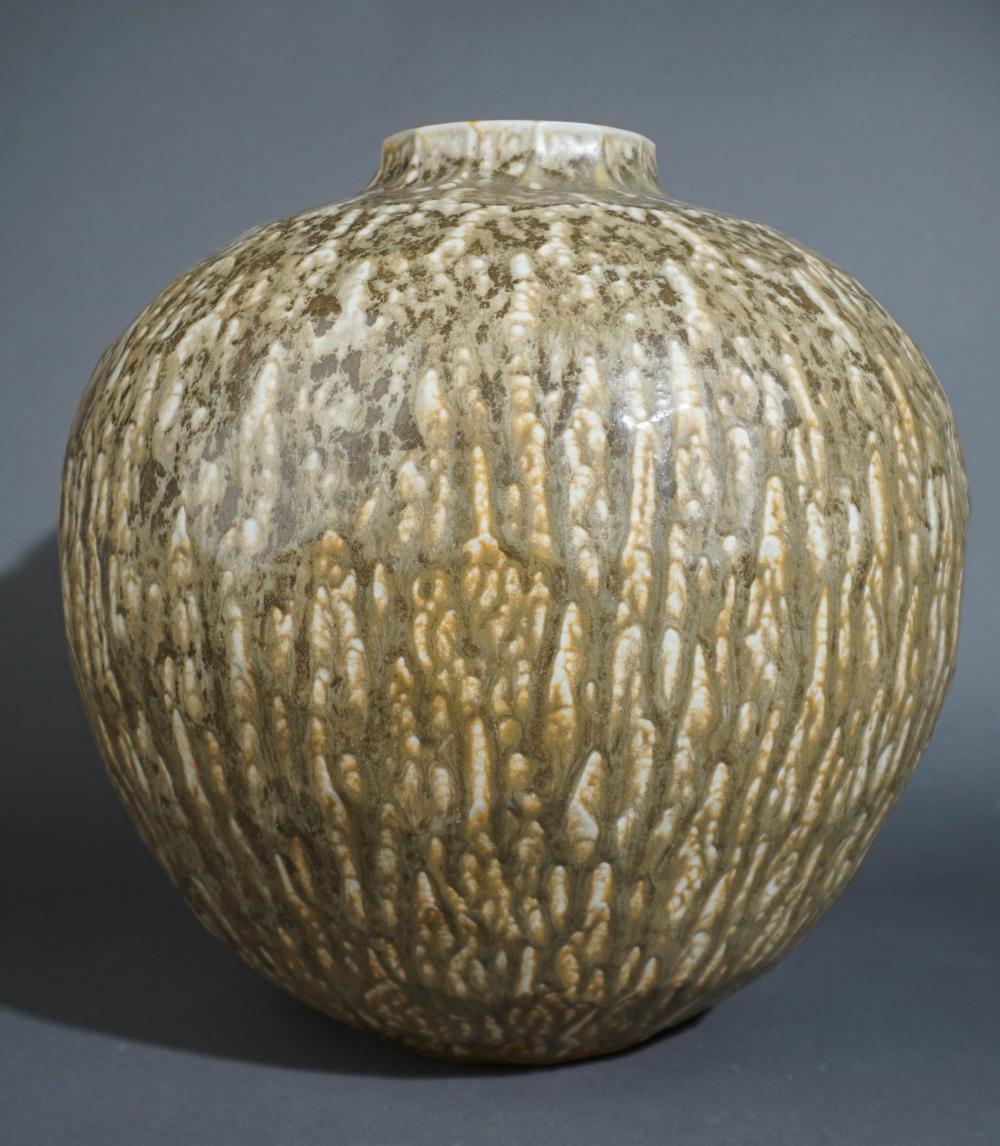 MAITLAND SMITH GLAZED CERAMIC VASE,