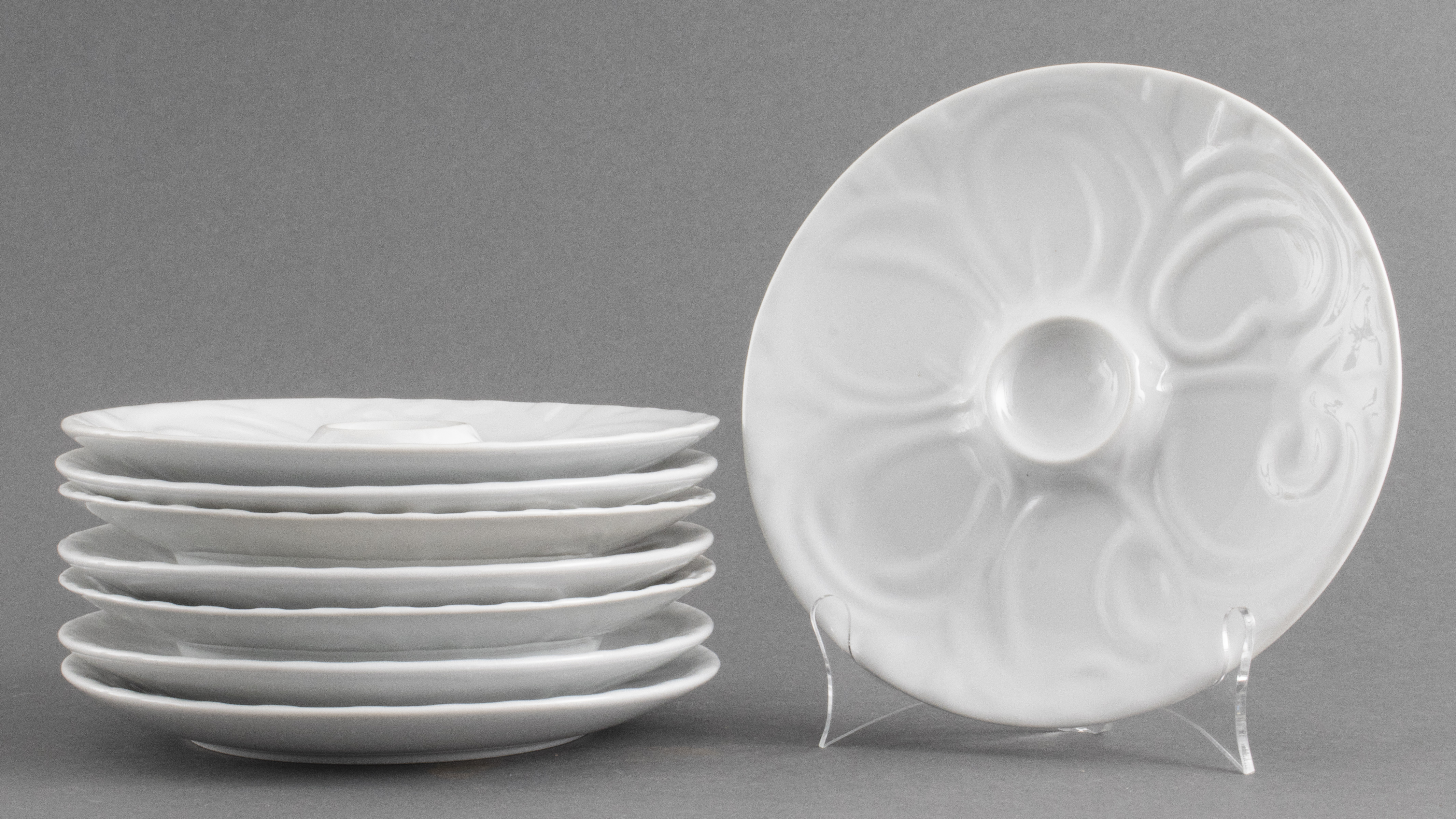 MAJOLICA OYSTER PLATES, SET OF 8
