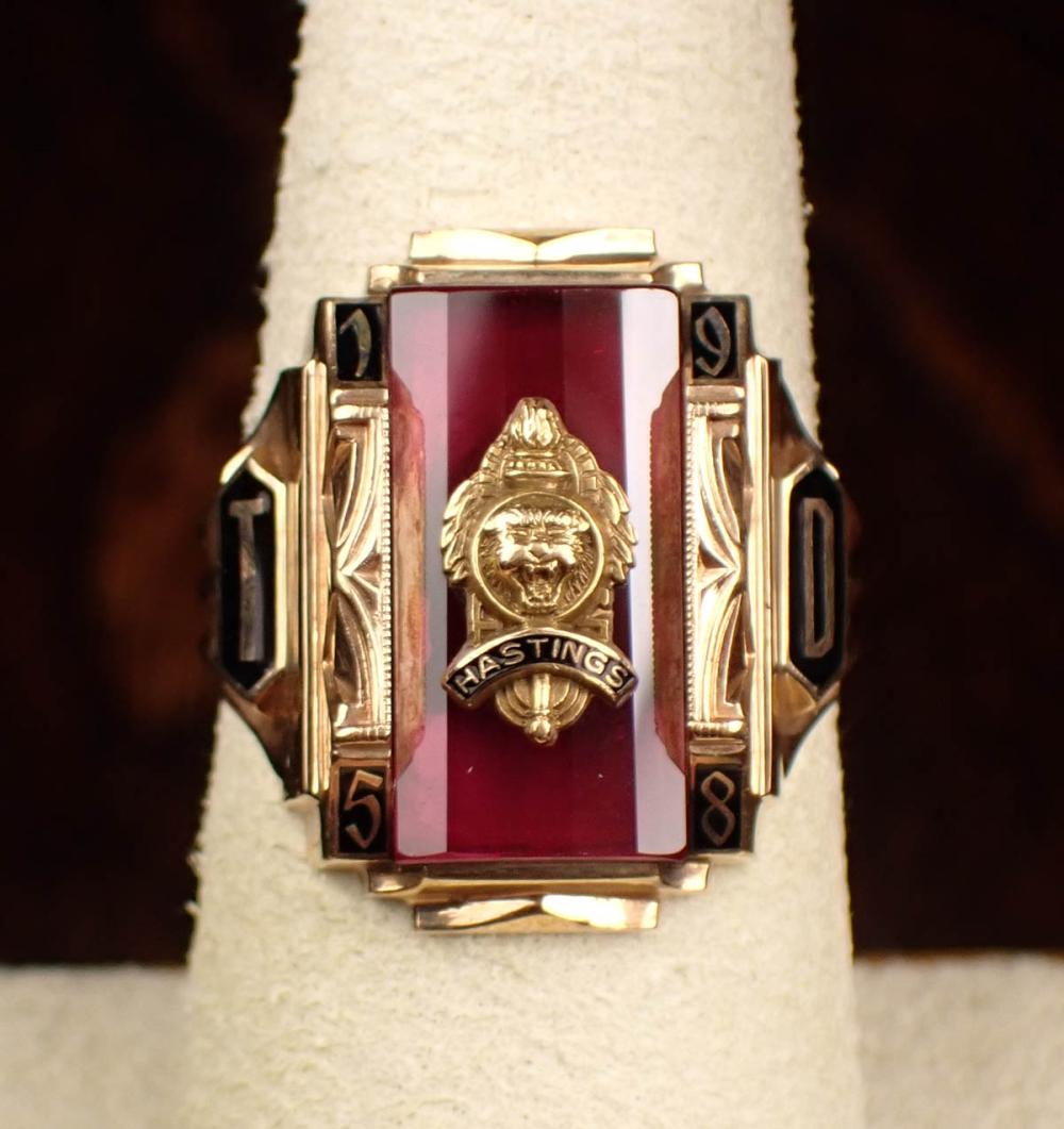 MAN'S 1958 TEN KARAT GOLD CLASS