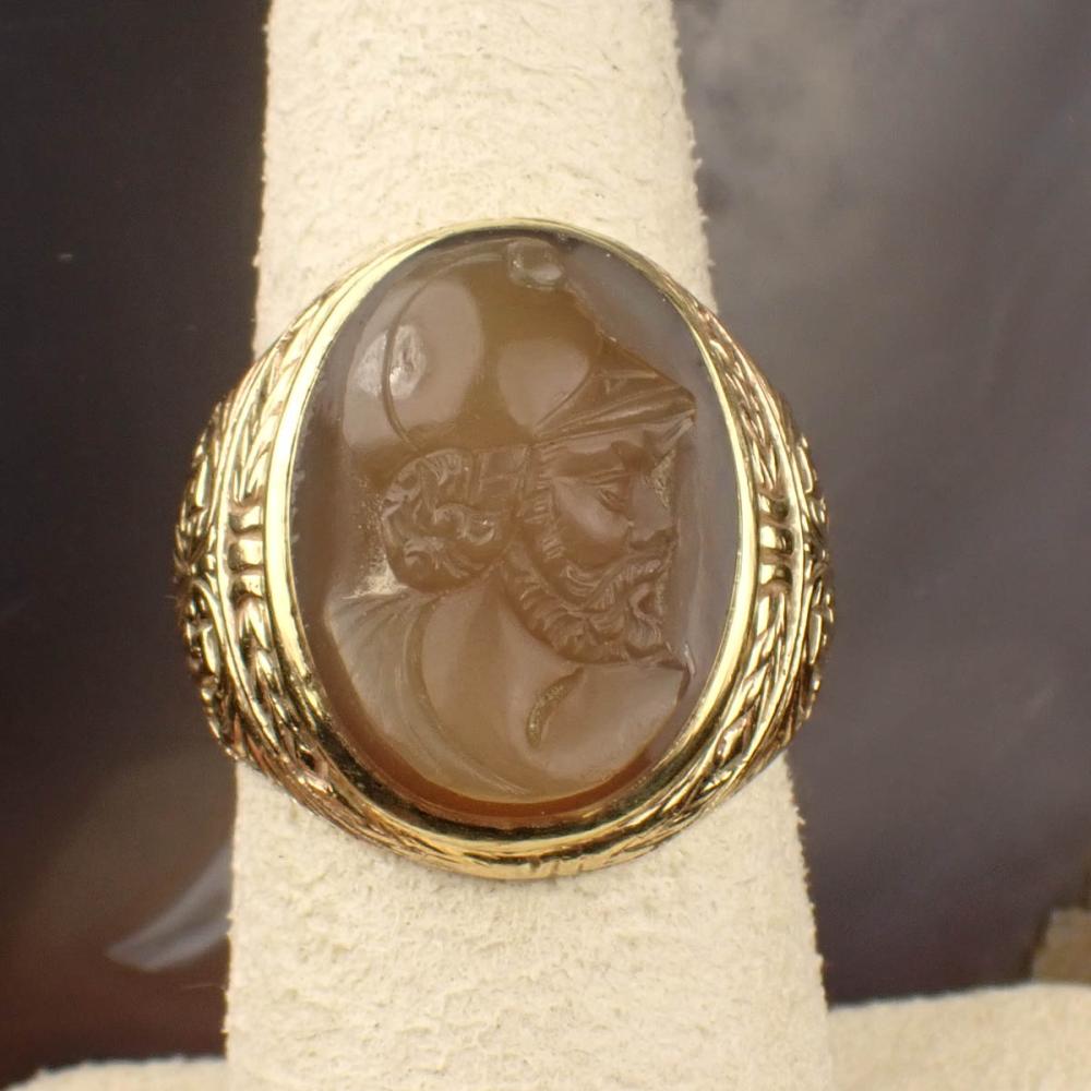 MAN'S AGATE CAMEO AND YELLOW GOLD