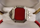 MAN'S CARNELIAN AND GOLD RINGM