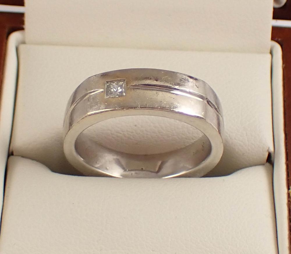 MAN'S DIAMOND AND FOURTEEN KARAT