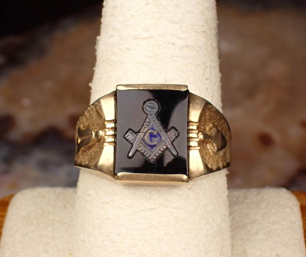MAN'S VINTAGE BLACK ONYX MASONIC