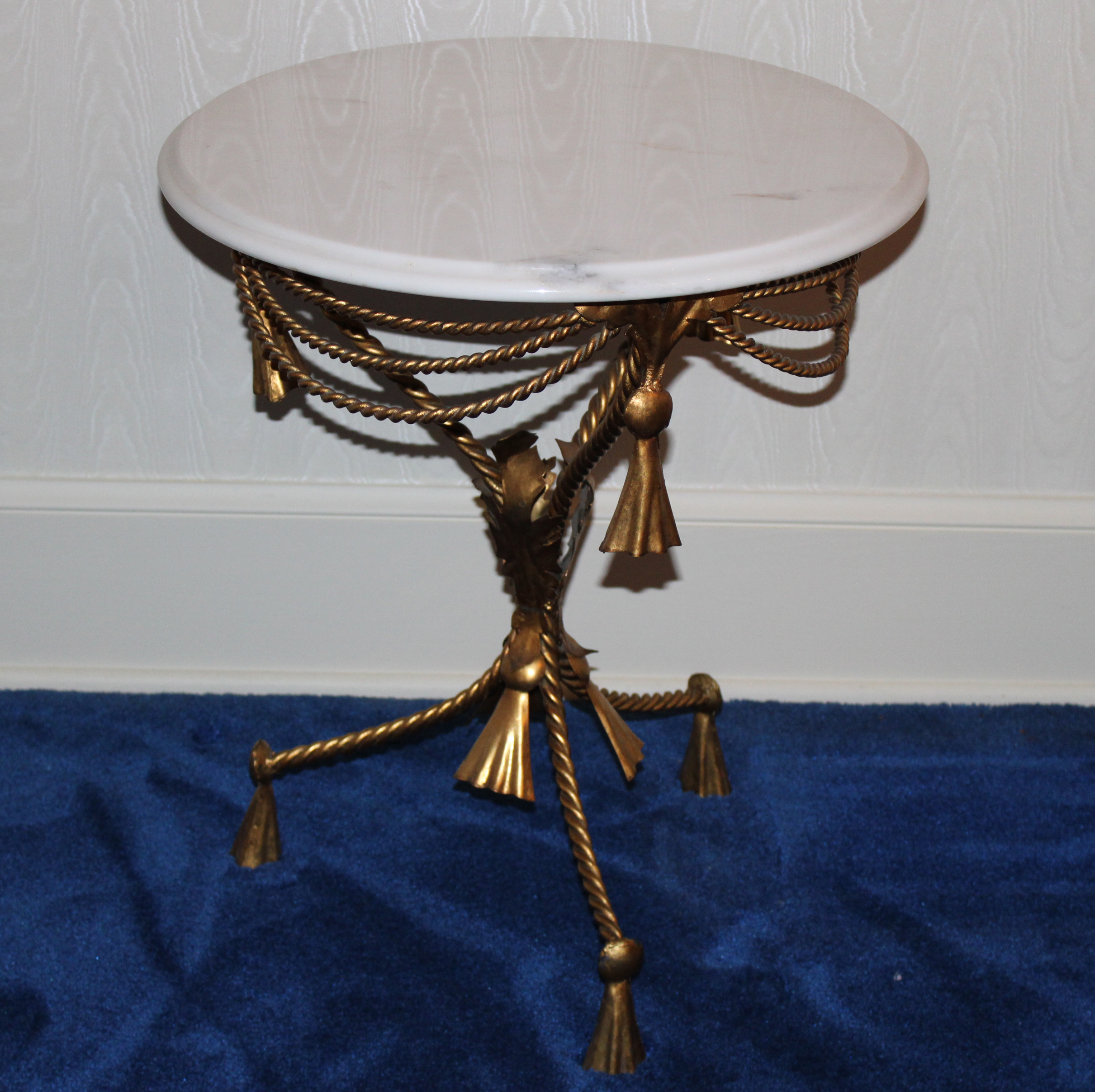 MARBLE TOP AND ROPE FORMED BRASS