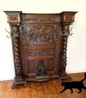 MASTERFULLY CARVED ITALIAN OAK