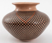 MATA ORTIZ POTTERY VASE SIGNED