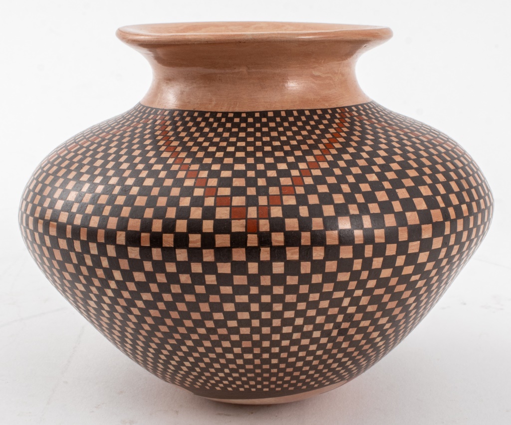 MATA ORTIZ POTTERY VASE SIGNED
