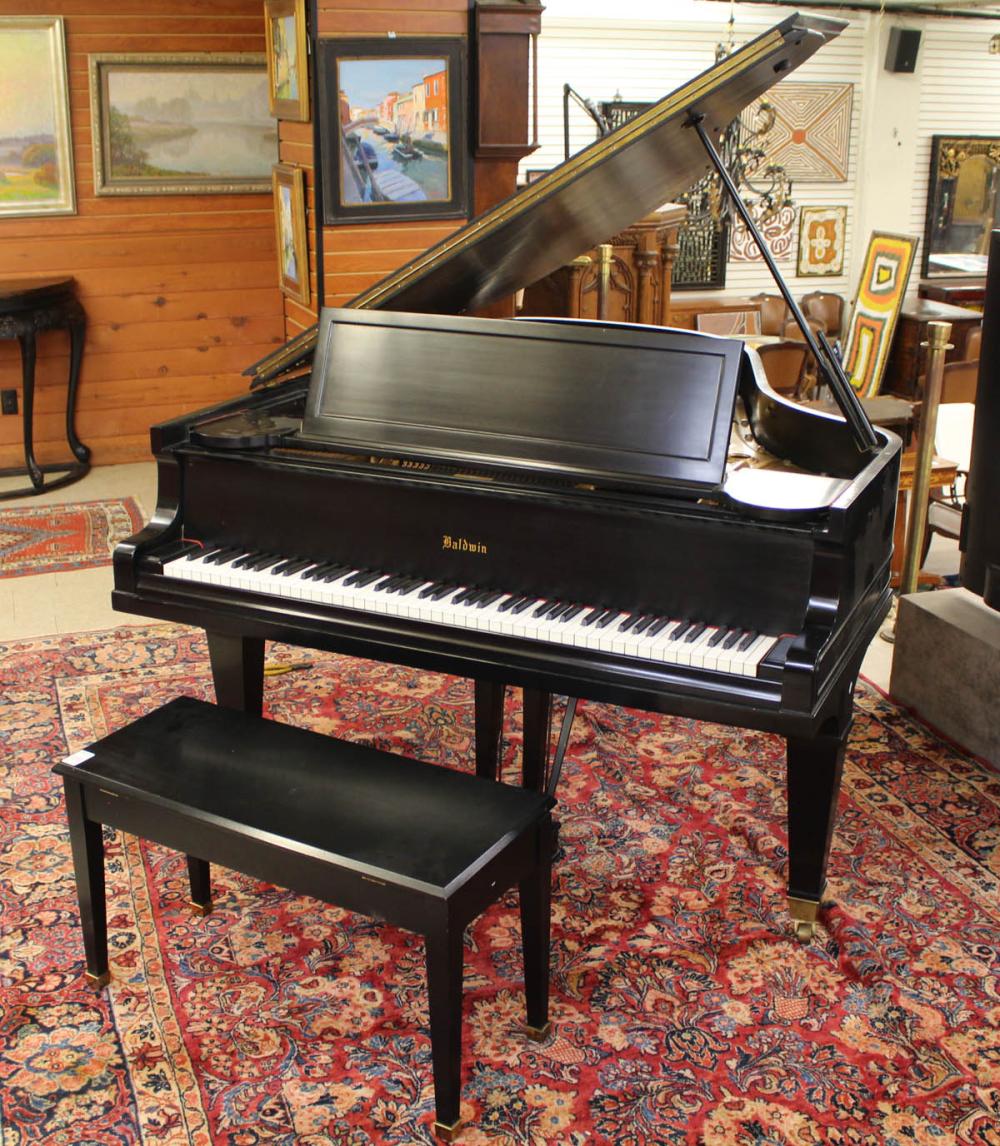 MEDIUM BABY GRAND PIANO WITH