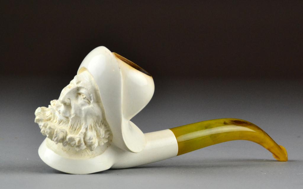Meerscham Carved Pipe with Fitted