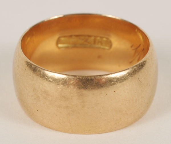 Men's 18K yellow gold wedding band.