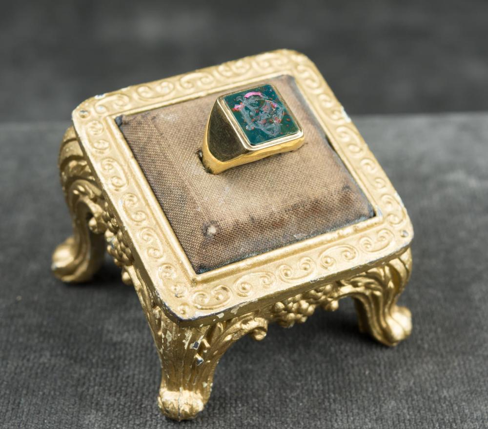 MEN'S BLOODSTONE AND EIGHTEEN KARAT