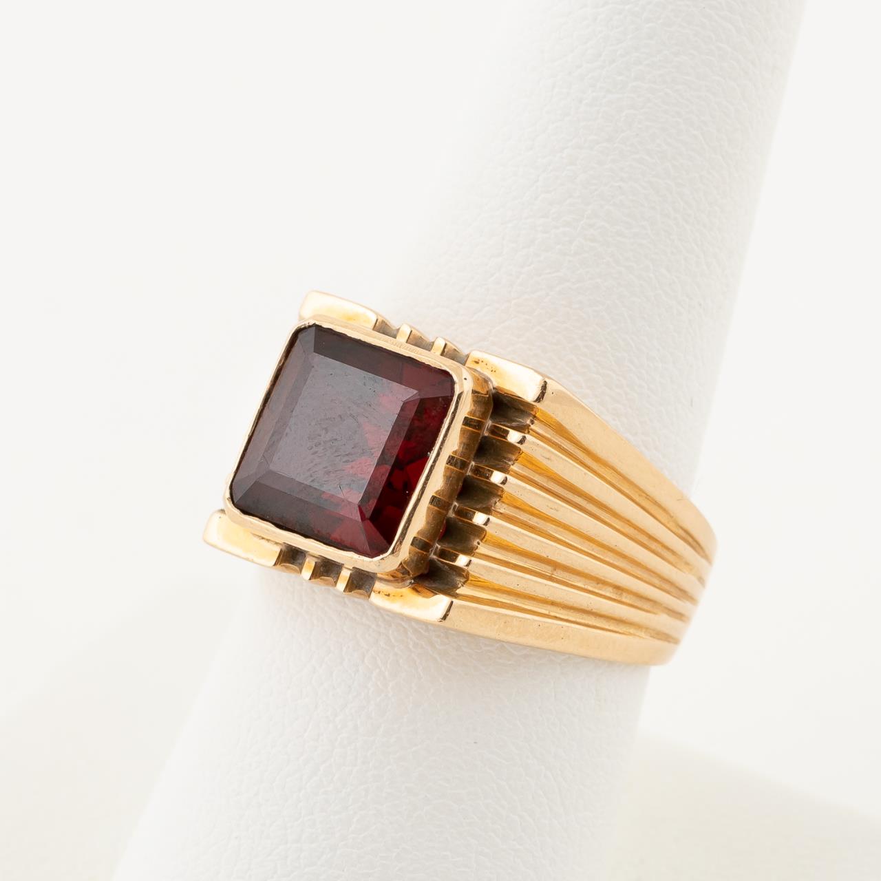MEN'S GARNET AND 14K YELLOW GOLD