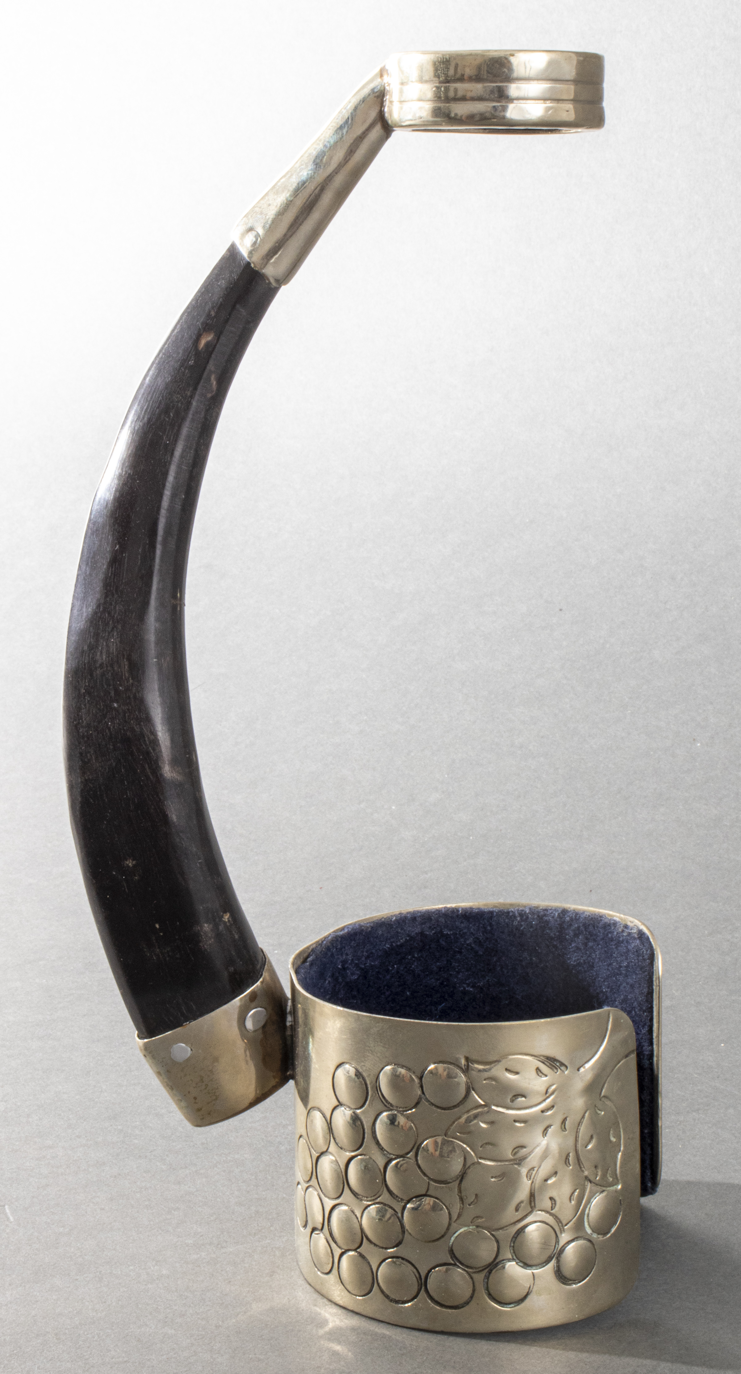 METAL MOUNTED BOTTLE HOLDER WITH