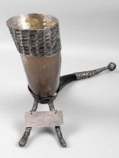 METAL MOUNTED HORN PRESENTED T