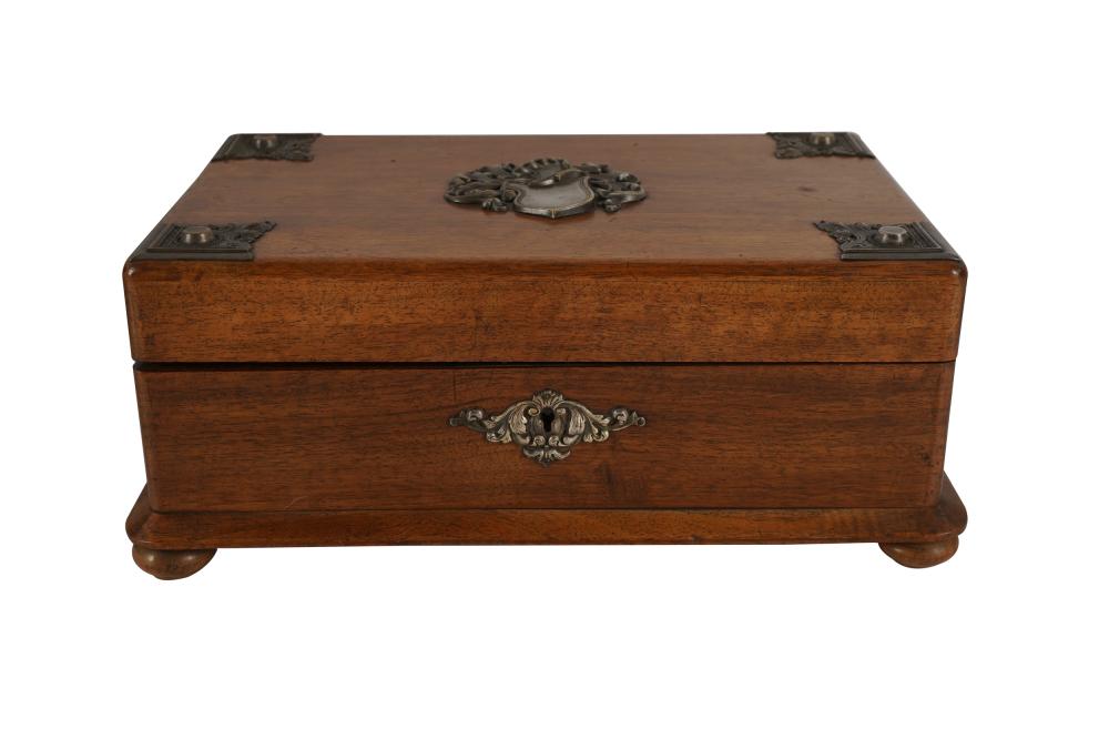 METAL-MOUNTED MAHOGANY GAME