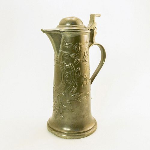 METAL PITCHER WITH WITH HINGED
