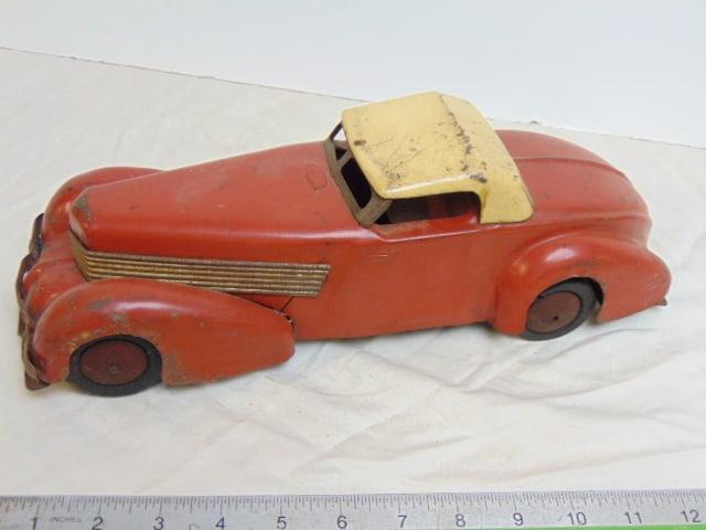 METAL PROD CO VINTAGE TOY CAR,