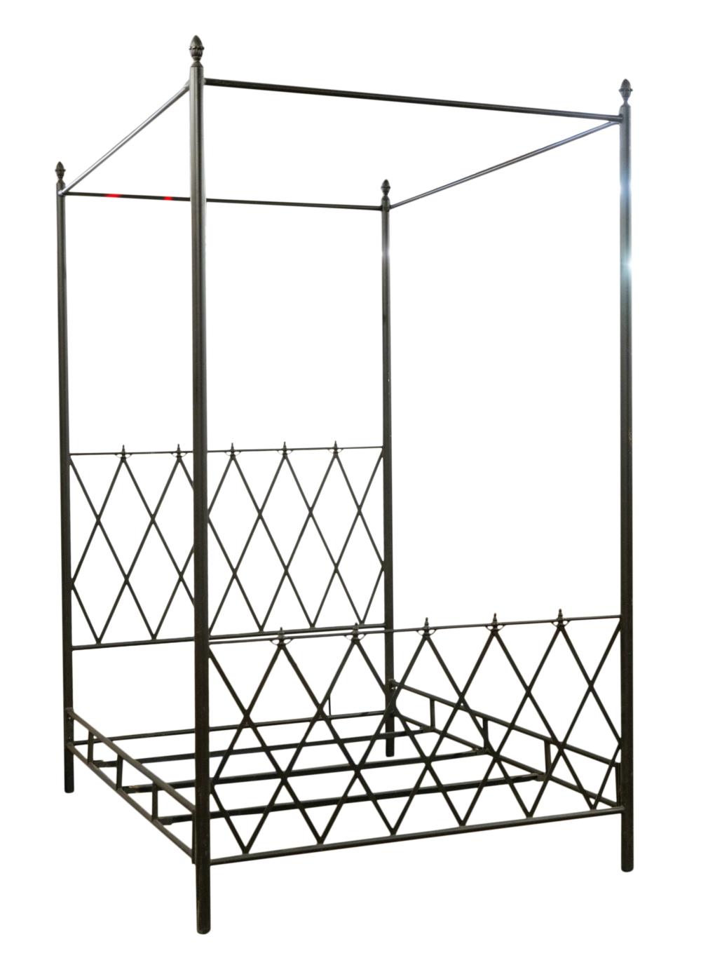 METAL QUEEN-SIZE CANOPY BEDMetal