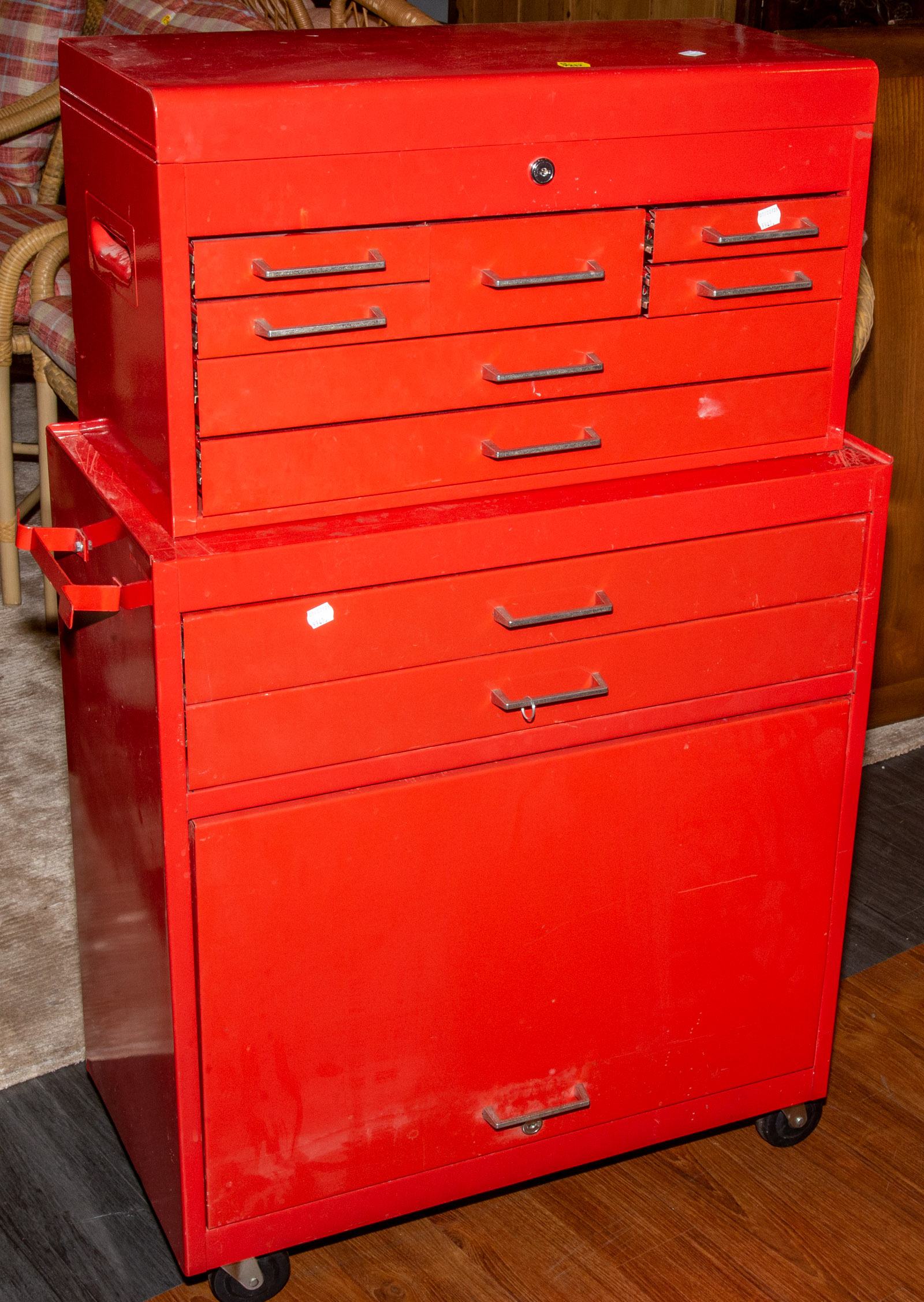 METAL TOOL BOX ON WHEELS WITH