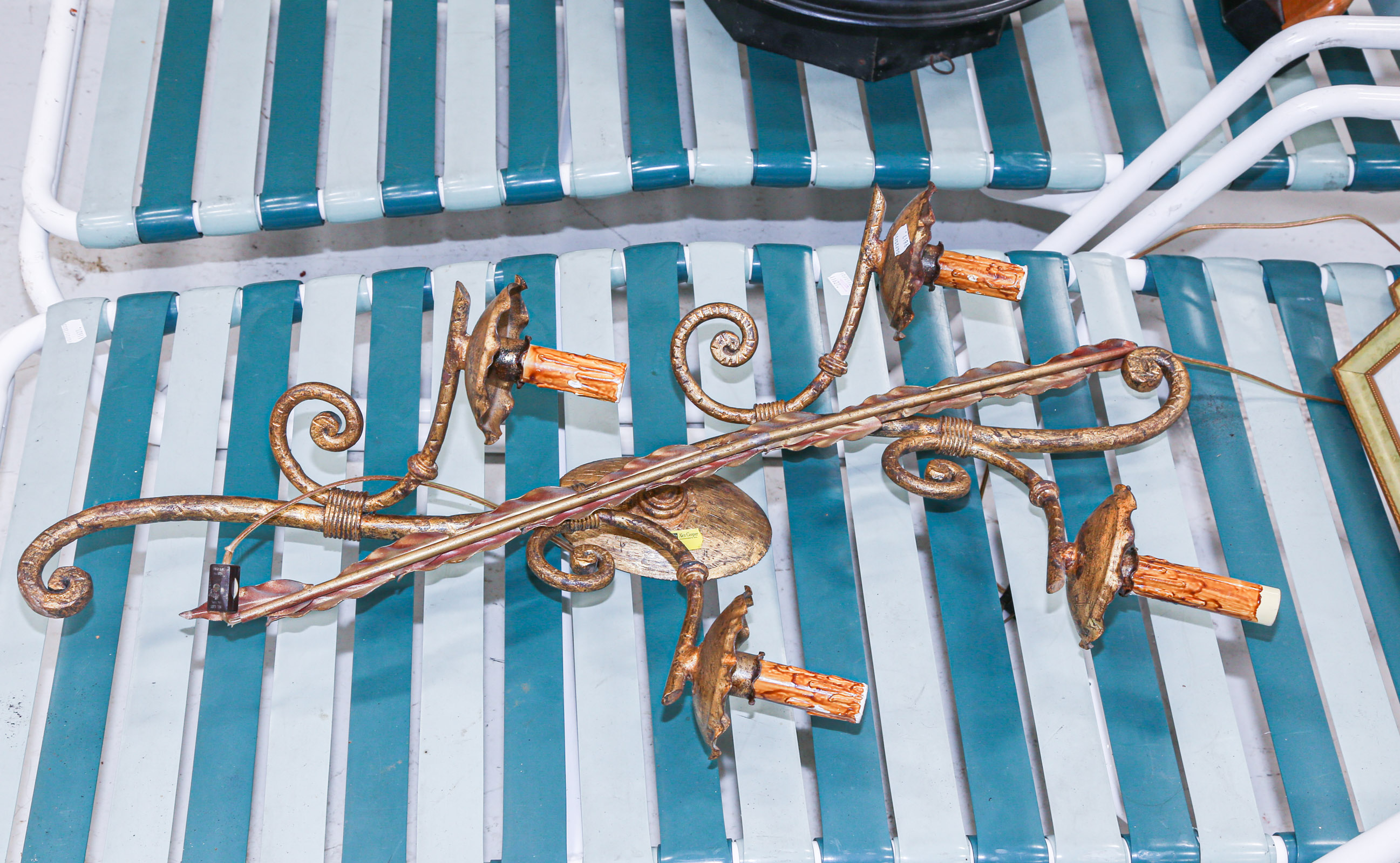 METAL WALL MOUNT LIGHT FIXTURE .