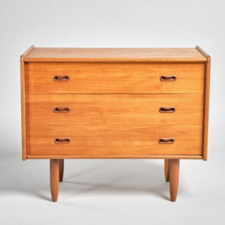 MID 20TH CENTURY TEAK CHESTA mid
