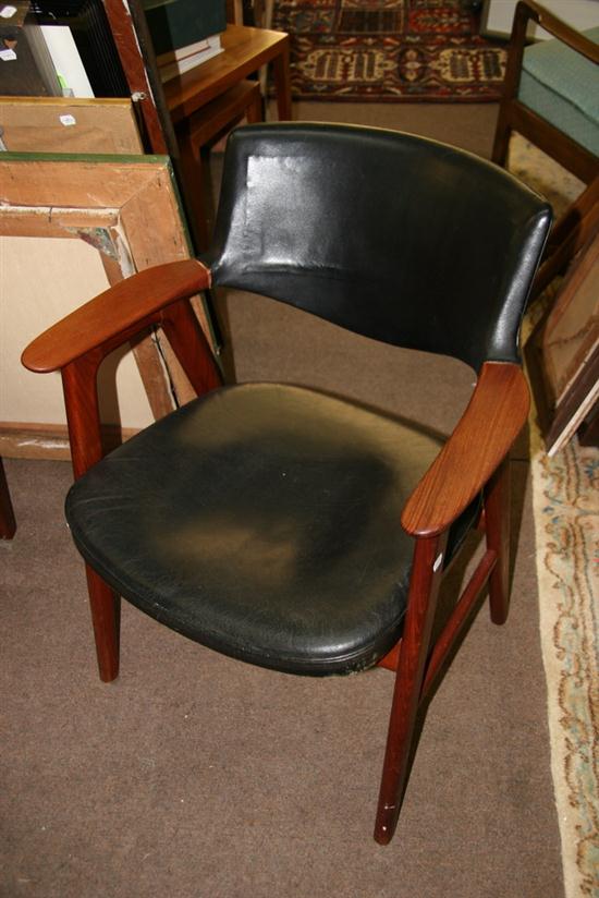MID CENTURY MODERN DESK CHAIR.