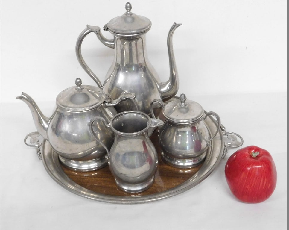 MID-CENTURY QUEEN ART PEWTER