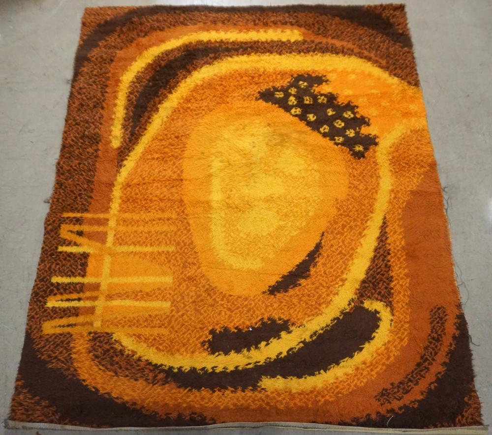 MID-CENTURY SHAG RUG, 8 FT 9 IN X 6