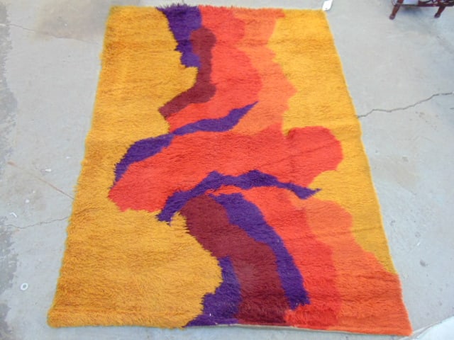 MID CENTURY SHAG RUG IN ORANGE, RED