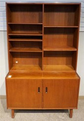 MID-CENTURY TEAK BOOKCASE ON C