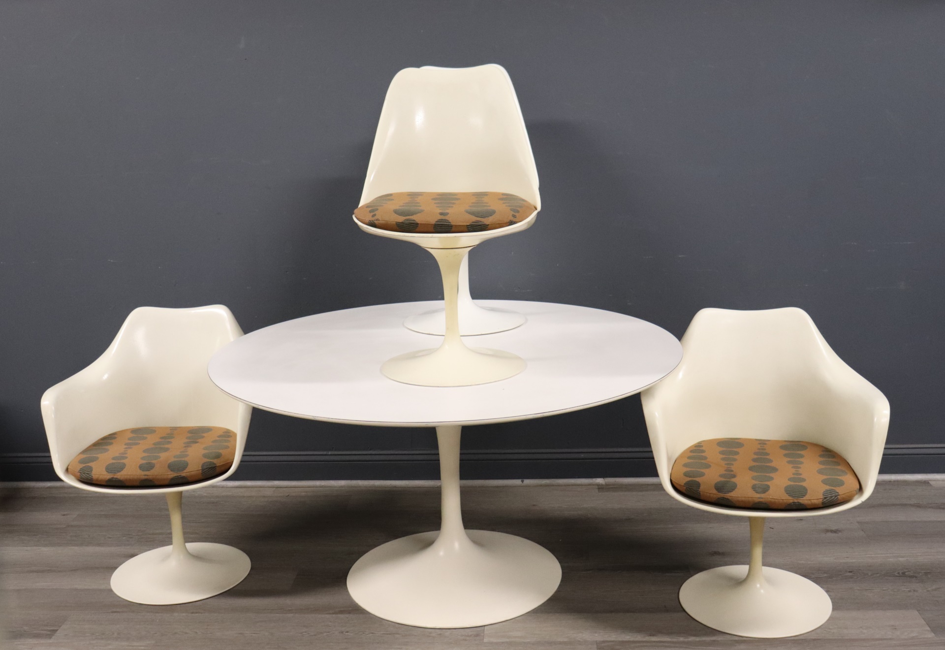 MIDCENTURY KNOLL SAARINEN TULIP